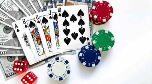Tampilan studio dealer Three Card Poker mik4d dengan multi-kamera dan tata meja kartu